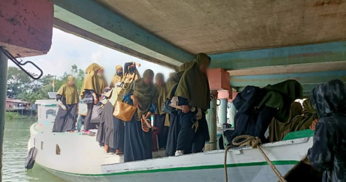 Puluhan Ibu Antusias Hadiri Pengajian Daurah Ramadan, Rela Lewati Gunung dan Naik Kapal 3 Jam