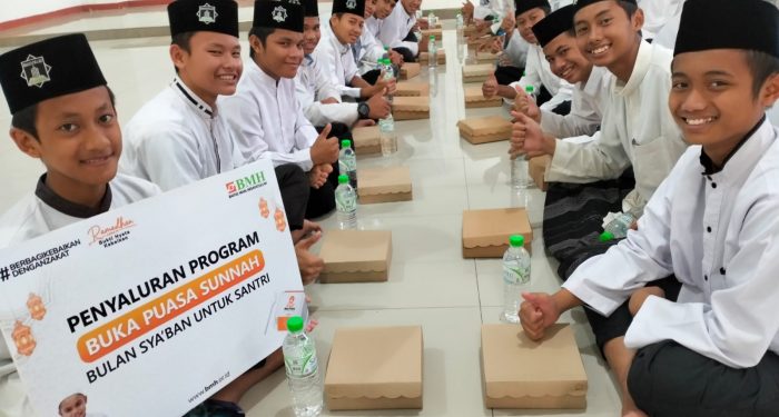 BMH Jatim Bagikan Paket Berbuka Puasa untuk Para Santri Penghafal Al-Qur'an