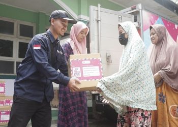 Berbagi Bahagia Ramadan, LAZ Al Azhar Distribusikan Bantuan Paket Sembako untuk Keluarga Duafa