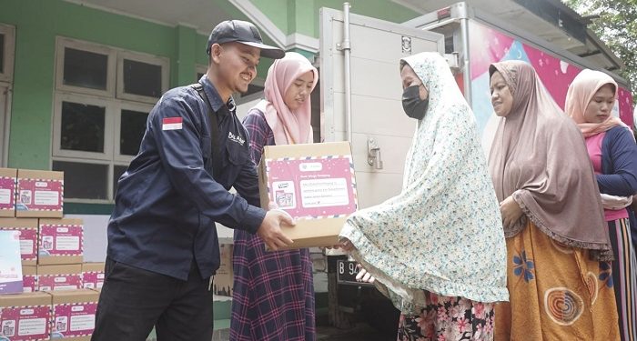 Berbagi Bahagia Ramadan, LAZ Al Azhar Distribusikan Bantuan Paket Sembako untuk Keluarga Duafa