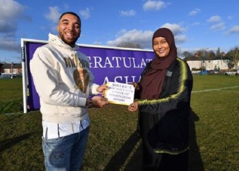 Datang Sebagai Pengungsi, Asha Rage Jadi Muslimah Pertama Peraih Community Hero Award sebagai Pelatih Sepakbola Inspiratif