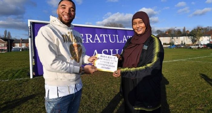 Datang Sebagai Pengungsi, Asha Rage Jadi Muslimah Pertama Peraih Community Hero Award sebagai Pelatih Sepakbola Inspiratif