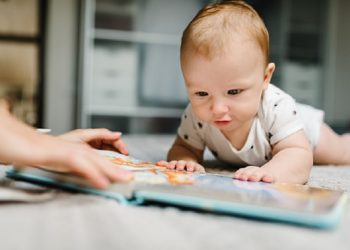 Mengajarkan Membaca Sejak Bayi Dapat Merangsang Kecerdasannya