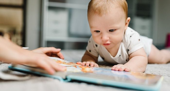 Mengajarkan Membaca Sejak Bayi Dapat Merangsang Kecerdasannya