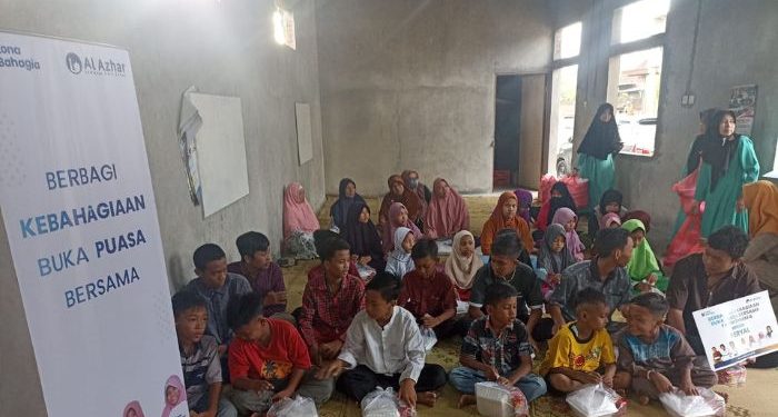 Ajak Rasakan Kebahagiaan Ramadan, LAZ Al Azhar Jateng Bagikan Ribuan Paket Takjil dan Buka Puasa Bersama