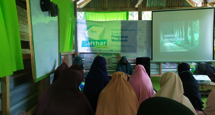Menyasar Pelosok, Muslimah Wahdah Soppeng Tebar Iftar Tahap 2 di Jekkae, Kec. Citta