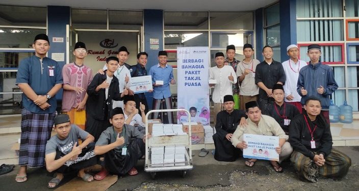 Kejar Keberkahan Ramadan, LAZ Al Azhar Bagikan Ribuan Paket Takjil Bahagia