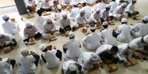 BMH Jatim Bagikan 14.444 Paket Buka Puasa Ramadan untuk 24 Pesantren