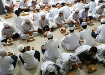 BMH Jatim Bagikan 14.444 Paket Buka Puasa Ramadan untuk 24 Pesantren