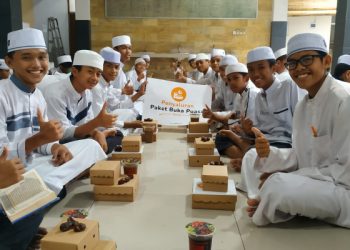 BMH Jatim Bagikan 14.444 Paket Buka Puasa Ramadan untuk 24 Pesantren