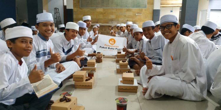 BMH Jatim Bagikan 14.444 Paket Buka Puasa Ramadan untuk 24 Pesantren
