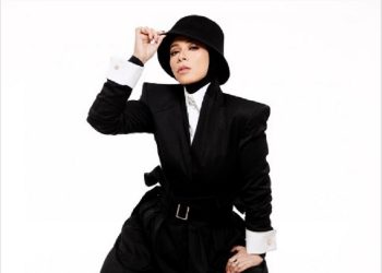 Latihan Senang dengan Keberhasilan Orang ala Melly Goeslaw