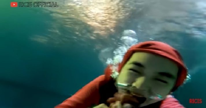 Ini Kata Dokter Soal Ria Ricis Makan Buah sambil Berenang