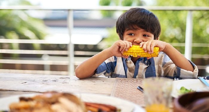 Mengajarkan Anak Adab Makan dan Minum