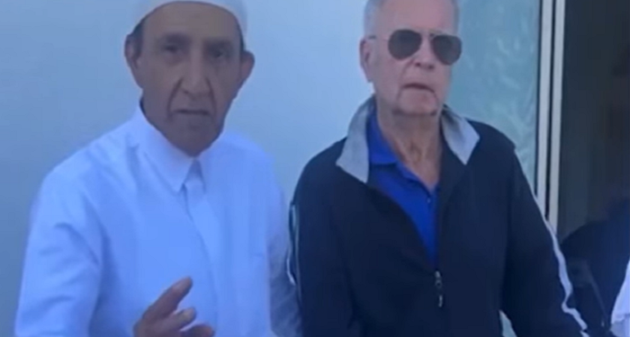 Seorang Pria Masuk Islam Setelah Mengeluhkan Kebisingan Pelaksanaan Shalat Idul Fitri