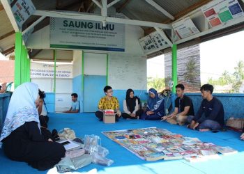 Maksimalkan Manfaat Saung Ilmu, Pegiat Literasi Melapak Buku untuk Anak-Anak Pakisjaya dan Batujaya