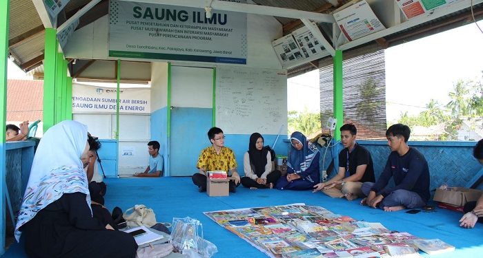 Maksimalkan Manfaat Saung Ilmu, Pegiat Literasi Melapak Buku untuk Anak-Anak Pakisjaya dan Batujaya