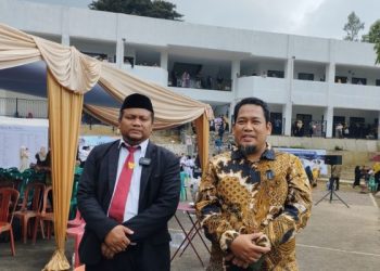 Ketiga anaknya sekolah di Jakarta Islamic Boarding School