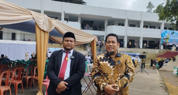 Ketiga anaknya sekolah di Jakarta Islamic Boarding School
