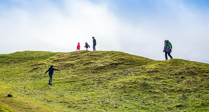 Mengenalkan Alam kepada Anak, Berikut Ini Manfaat Hiking bagi Balita