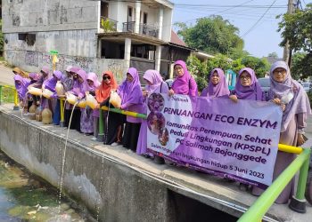 Peringati Hari Lingkungan Hidup Sedunia, KPSPL Salimah Kabupaten Bogor Tuangkan Eco Enzyme di Aliran Sungai Kabupaten Bogor