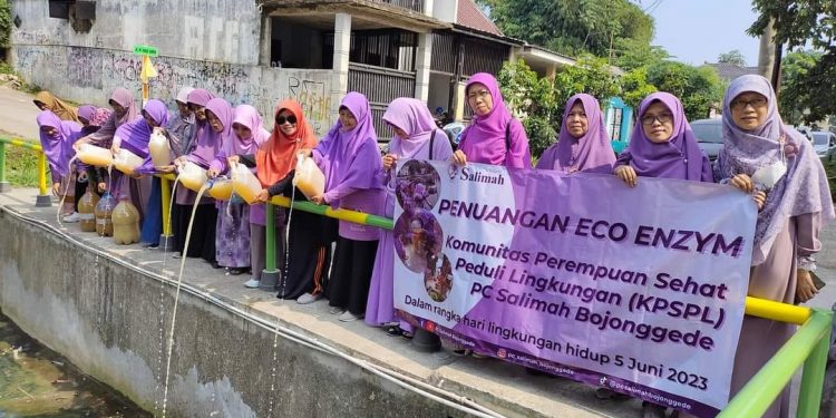 Peringati Hari Lingkungan Hidup Sedunia, KPSPL Salimah Kabupaten Bogor Tuangkan Eco Enzyme di Aliran Sungai Kabupaten Bogor
