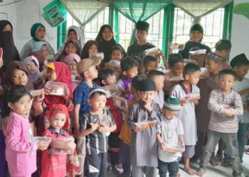 Wajah Ceria Para Siswa Sekolah Dhuafa di Makassar Mendapat Paket Super Qurban