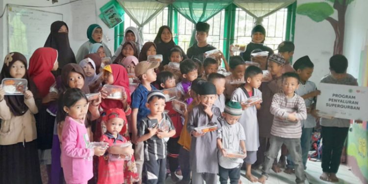 Wajah Ceria Para Siswa Sekolah Dhuafa di Makassar Mendapat Paket Super Qurban