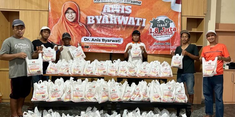 Anis Byarwati Salurkan 18 Ekor Sapi Qurban untuk Warga Jakarta Timur