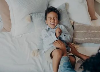 4 Alasan Menggelitik Anak Bisa Berbahaya