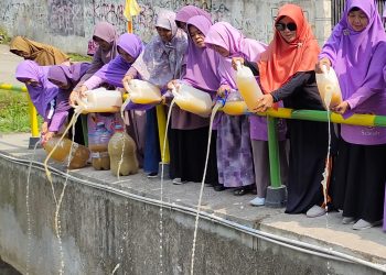 Salimah Bojonggede Tuang 80 Liter Eco Enzym ke Kali Ciliwung Bertepatan dengan Hari Lingkungan Hidup Sedunia