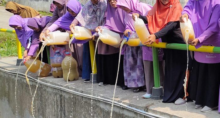 Salimah Bojonggede Tuang 80 Liter Eco Enzym ke Kali Ciliwung Bertepatan dengan Hari Lingkungan Hidup Sedunia