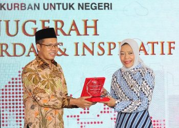 Pimpinan BAZNAS RI Saidah Sakwan Raih Penghargaan Tokoh Wanita Penggerak Zakat