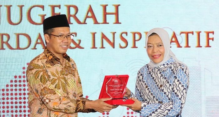 Pimpinan BAZNAS RI Saidah Sakwan Raih Penghargaan Tokoh Wanita Penggerak Zakat