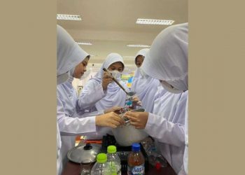 Kreatif Banget! Murid SMP Islam Al Azhar 15 Cilacap Belajar Daur Ulang Minyak Jelantah Jadi Sabun