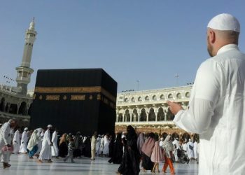 Kisah Para Petugas Haji Bandara Bantu Jemaah Lansia yang Tak Terhitung Jumlahnya