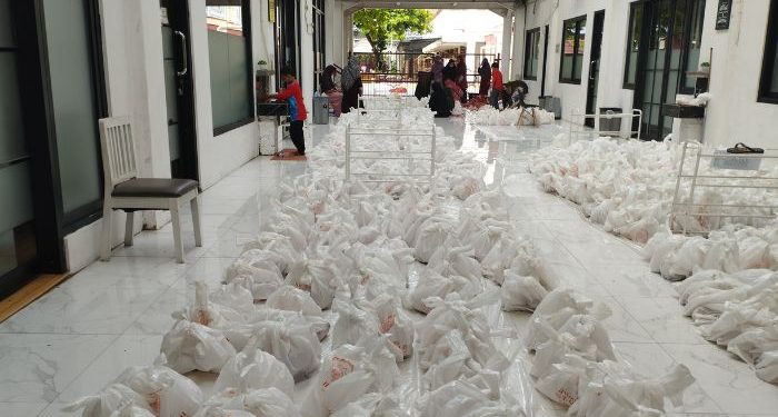 Idul Adha 1444 H, Jakarta Islamic School Bagikan Ribuan Paket Daging Kurban kepada Masyarakat