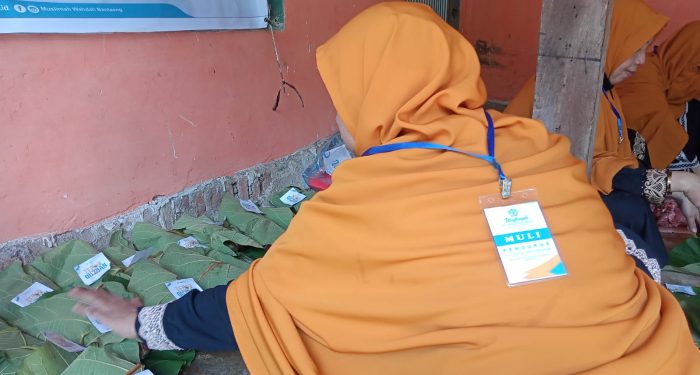 Kampanye Minim Plastik, Muslimah Wahdah Bantaeng Kemas Daging Qurban dengan Daun Jati