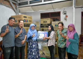 Anis Byarwati Berikan Bantuan Peralatan Usaha untuk 17 Pelaku UMKM