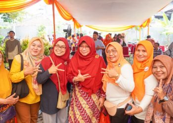 Anis Byarwati Sapa Pelaku UMKM AB Community dalam Kegiatan Pasar Sembako Murah