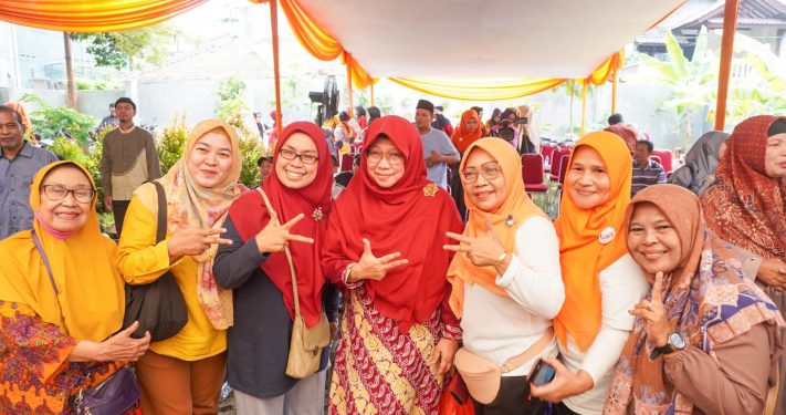 Anis Byarwati Sapa Pelaku UMKM AB Community dalam Kegiatan Pasar Sembako Murah