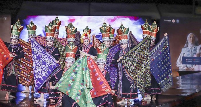 Keragaman Gaya Busana Muslim dengan Wastra Indonesia di Panggung Lombok International Modest Fashion Festival (LIMOFF) 2023