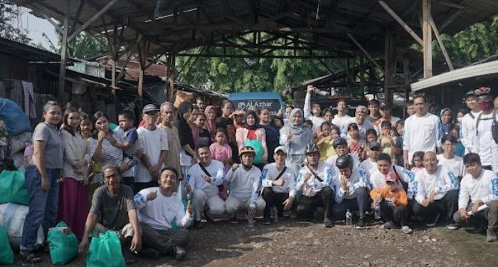 LAZ Al Azhar Adakan Gowes Bareng sambil Berbagi ke Kampung Pemulung