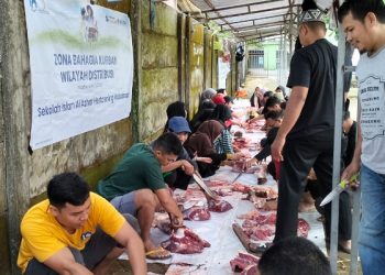 Ajarkan Murid Berbagi, Sekolah Islam Al Azhar Hertasning Makassar Gelar Pemotongan Hewan Kurban