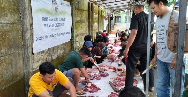 Ajarkan Murid Berbagi, Sekolah Islam Al Azhar Hertasning Makassar Gelar Pemotongan Hewan Kurban