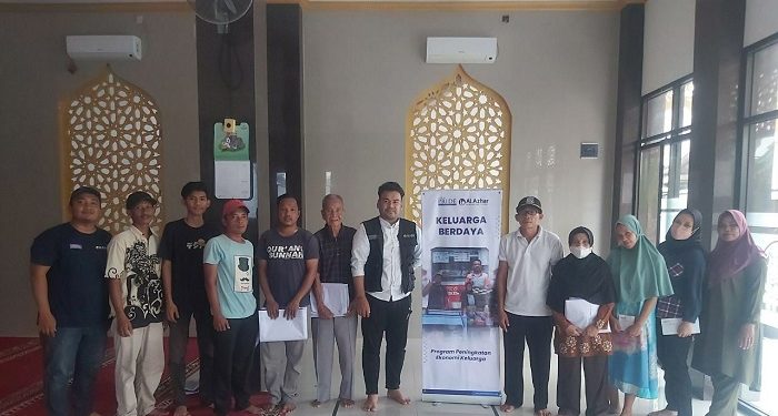 LAZ Al Azhar Salurkan Bantuan Modal Usaha untuk Keluarga Duafa di Tangerang Selatan