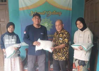 Bahagiakan Yatim dan Mualaf, LAZ Al Azhar Salurkan Fidyah di Wilayah Depok dan Tangsel