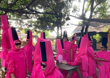 Penampilan Unik Grup Musik Motherband Asal Majalengka, Personilnya Ibu-ibu Nasabah Bank Keliling