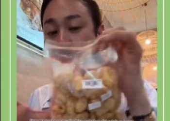 Viral Seorang Pria Makan Kerupuk Babi di Baso Afung Bali