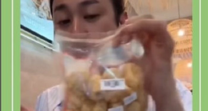 Viral Seorang Pria Makan Kerupuk Babi di Baso Afung Bali